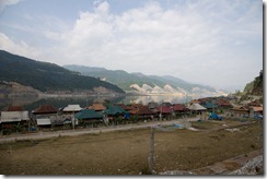 Moc Chau, ville en construction autour d'un lac artificiel sur la route de Dien Bien Phu à Lai Chau