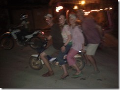 0245d - A 4 sur une mini mob, Kampot