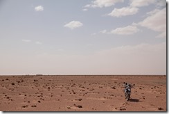 0064 - Ma becane au milieu du désert, N17, Oujda vers Figuig