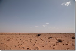 0067 - Ma becane au milieu du désert, N17, Oujda vers Figuig